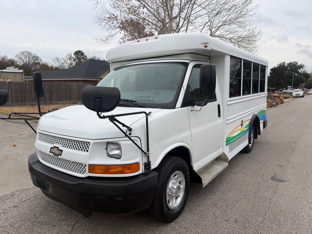 2010 Chevrolet Express Image 1