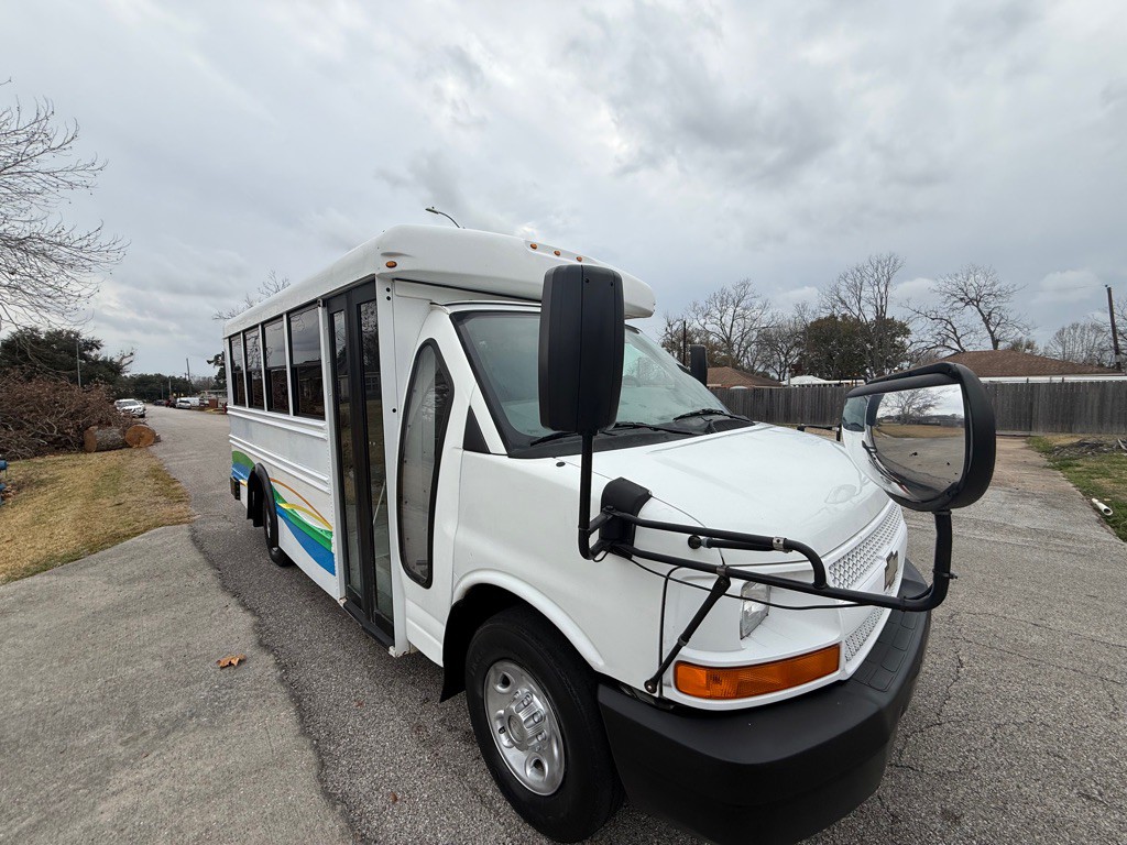 2010 Chevrolet Express Image 3
