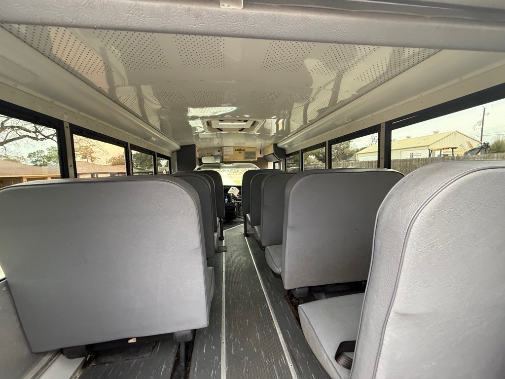 2010 Chevrolet Express Image 10
