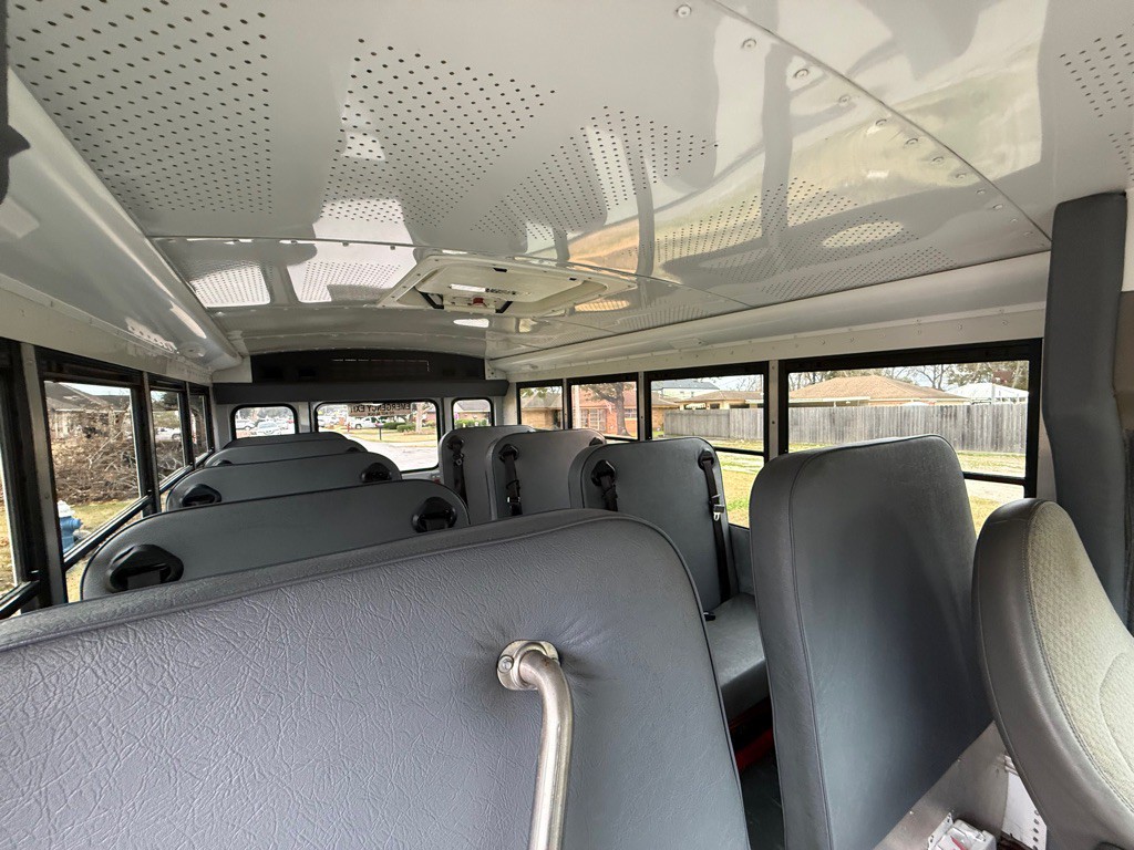 2010 Chevrolet Express Image 11