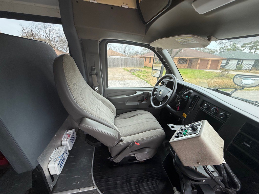 2010 Chevrolet Express Image 12