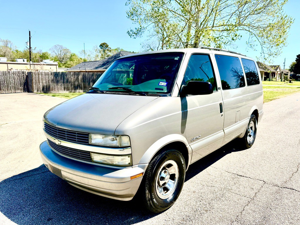 2002 Chevrolet Astro Image 1