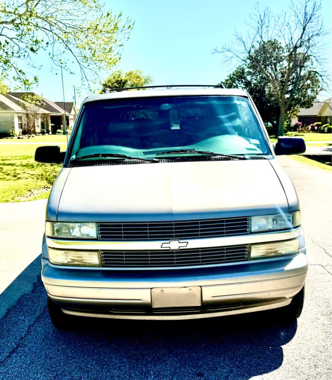 2002 Chevrolet Astro Image 2