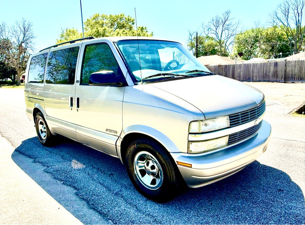 2002 Chevrolet Astro Image 3