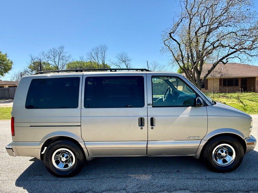 2002 Chevrolet Astro Image 4