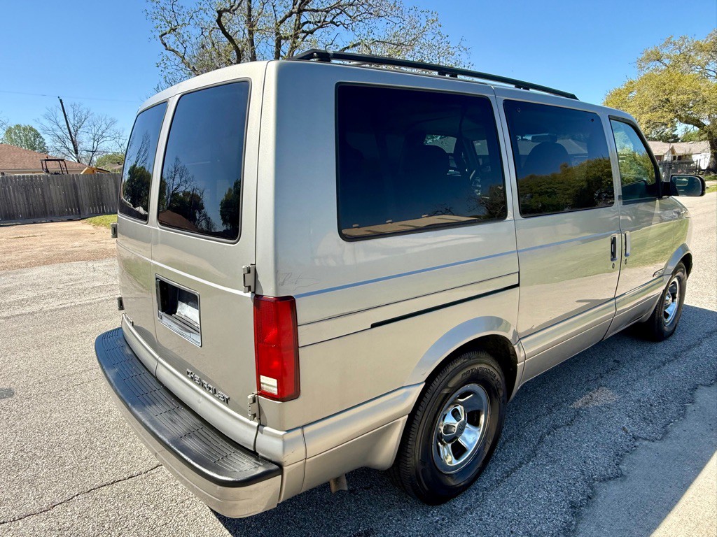2002 Chevrolet Astro Image 5