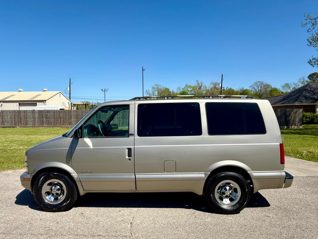 2002 Chevrolet Astro Image 8