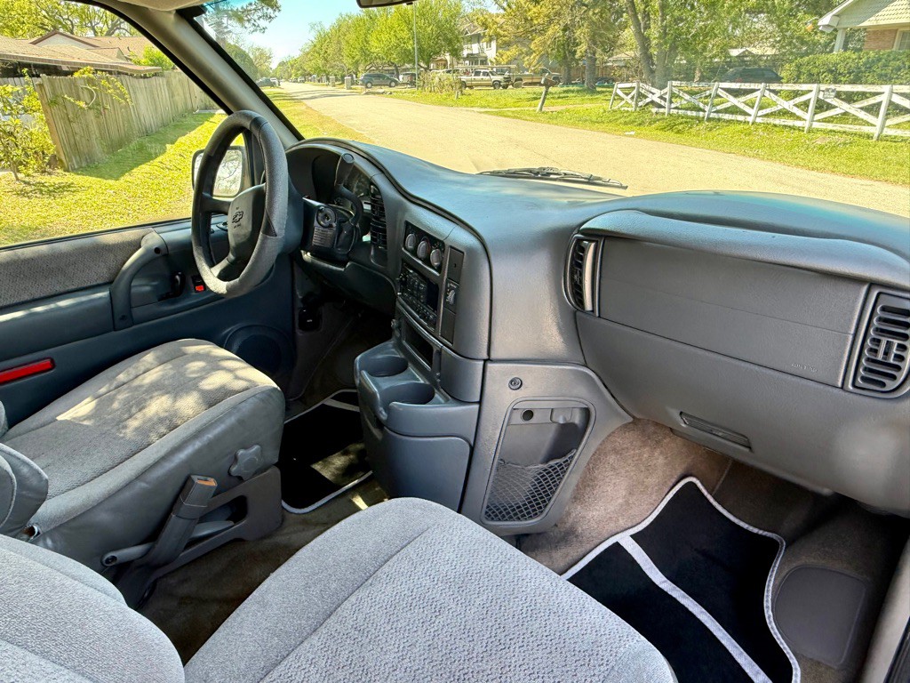 2002 Chevrolet Astro Image 12