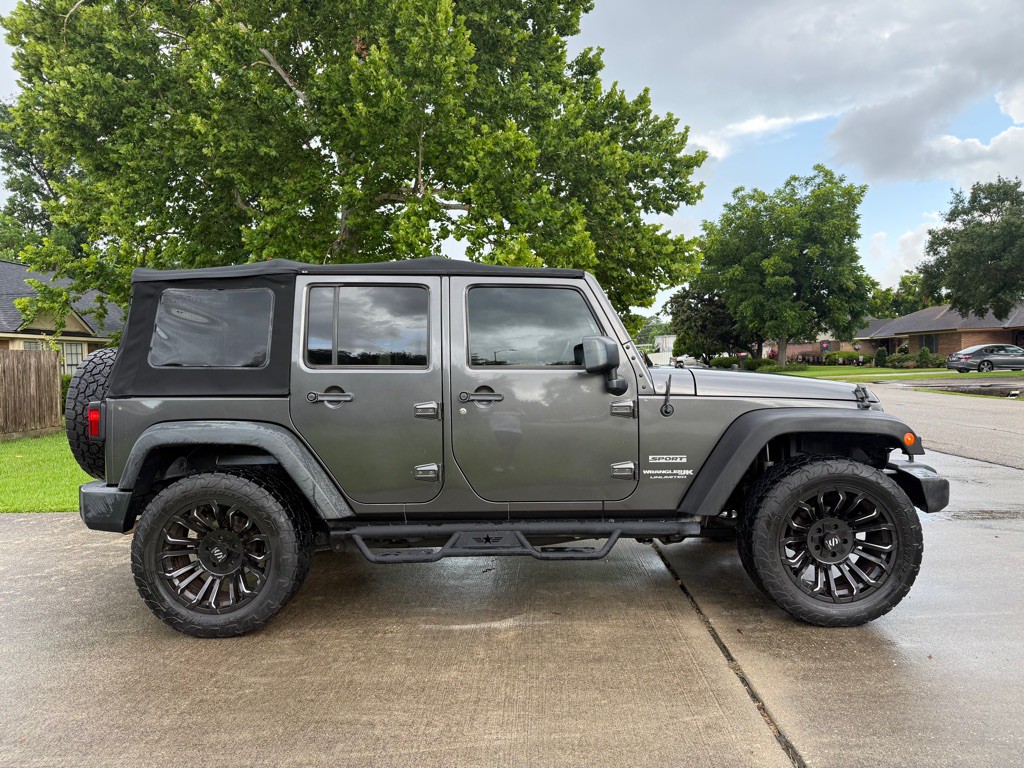 2018 Jeep Wrangler Unlimited Image 2