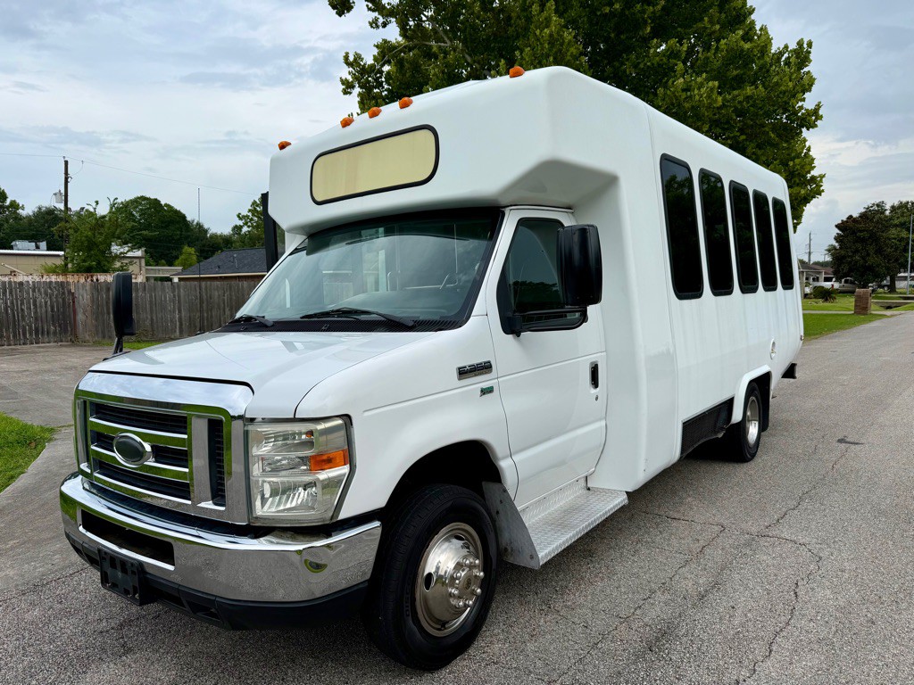 2015 Ford Econoline Image 1