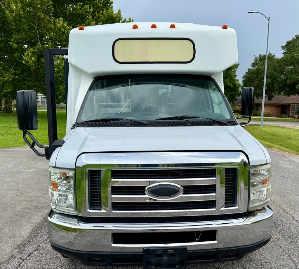 2015 Ford Econoline Image 2