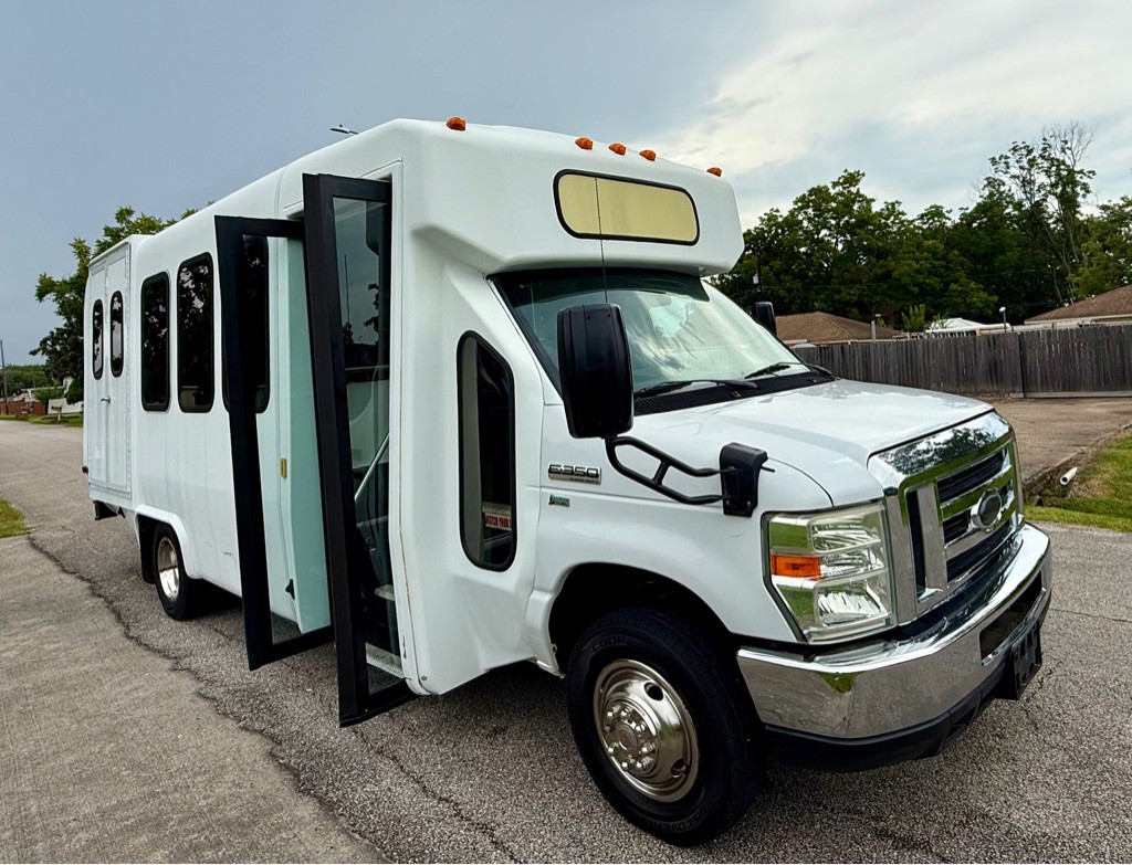 2015 Ford Econoline Image 3