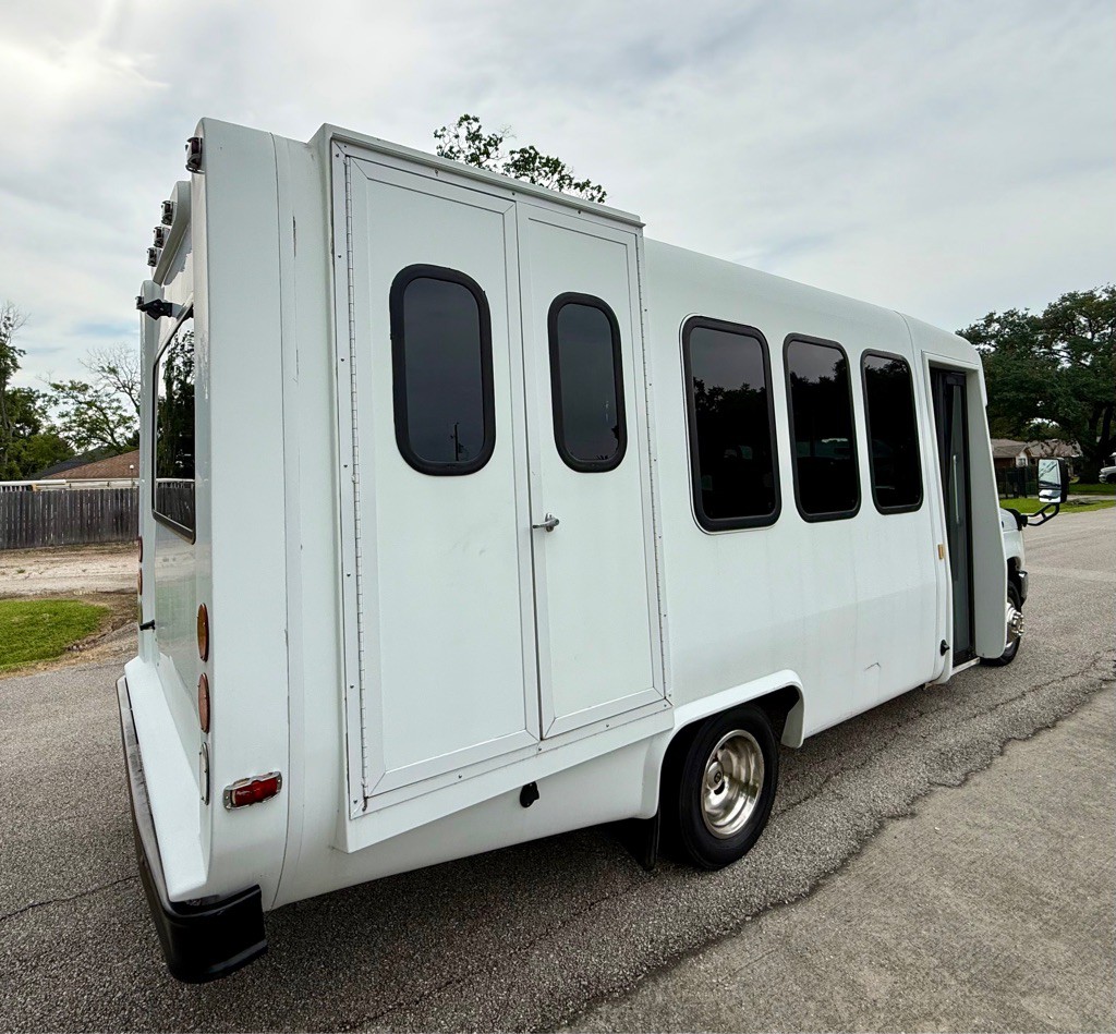 2015 Ford Econoline Image 6