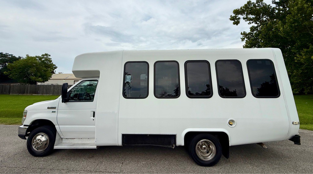 2015 Ford Econoline Image 9