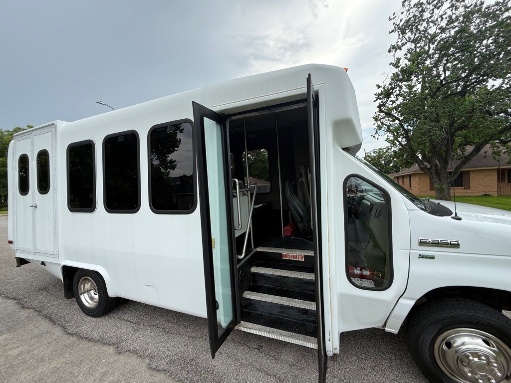 2015 Ford Econoline Image 11