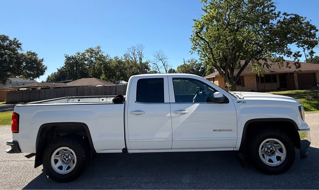 2018 GMC Sierra Image 2