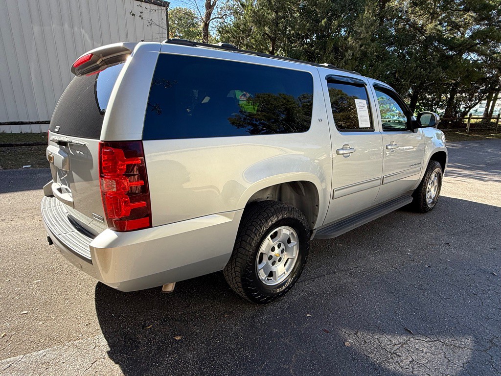2011 Chevrolet Suburban Image 3