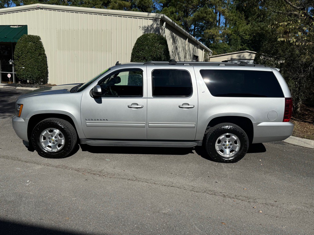 2011 Chevrolet Suburban Image 6