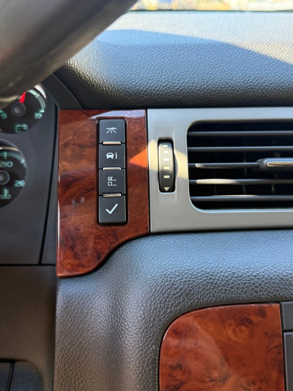 2011 Chevrolet Suburban Image 15