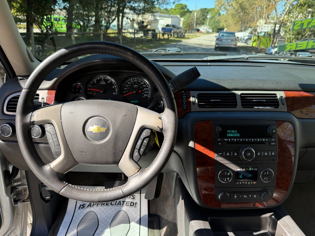 2011 Chevrolet Suburban Image 17