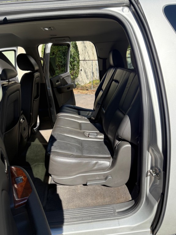 2011 Chevrolet Suburban Image 18