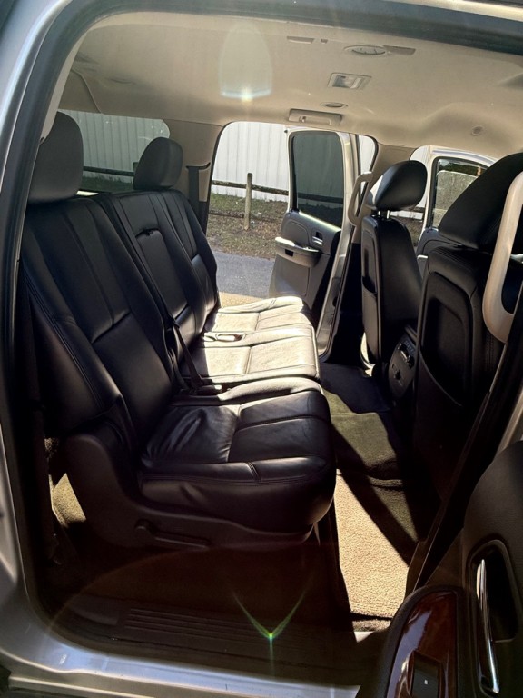 2011 Chevrolet Suburban Image 21