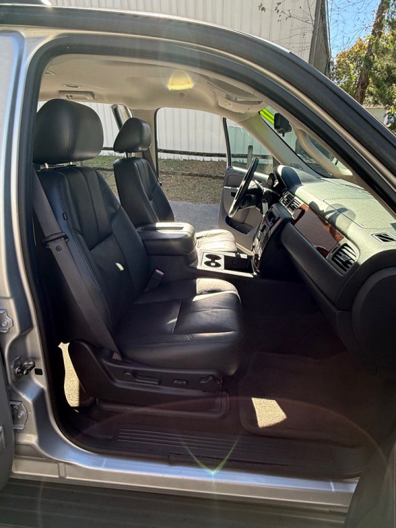 2011 Chevrolet Suburban Image 22