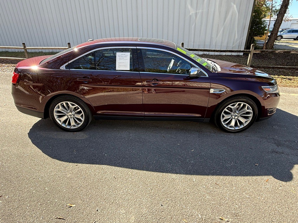 2018 Ford Taurus Image 2