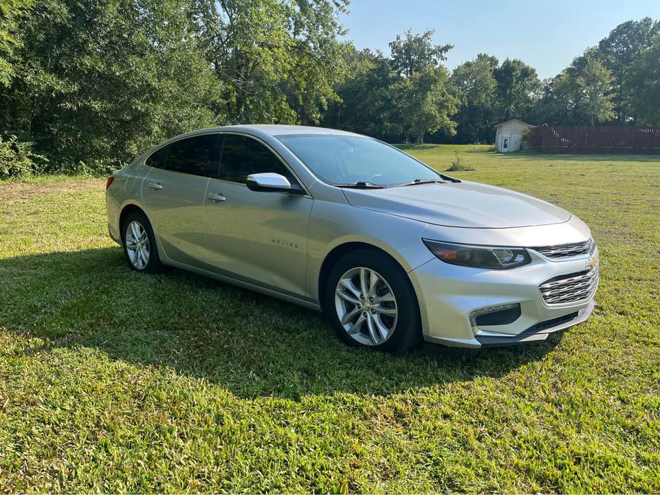 2017 Chevrolet Malibu Image 2
