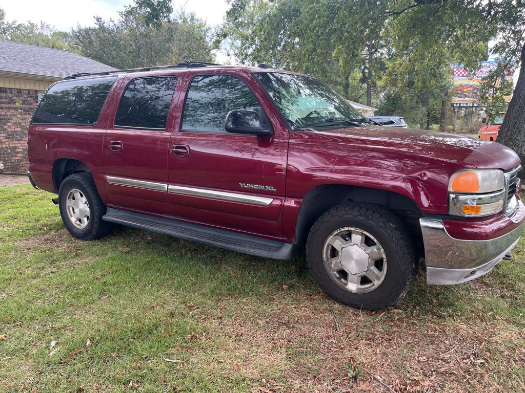 2004 GMC Yukon Image 2