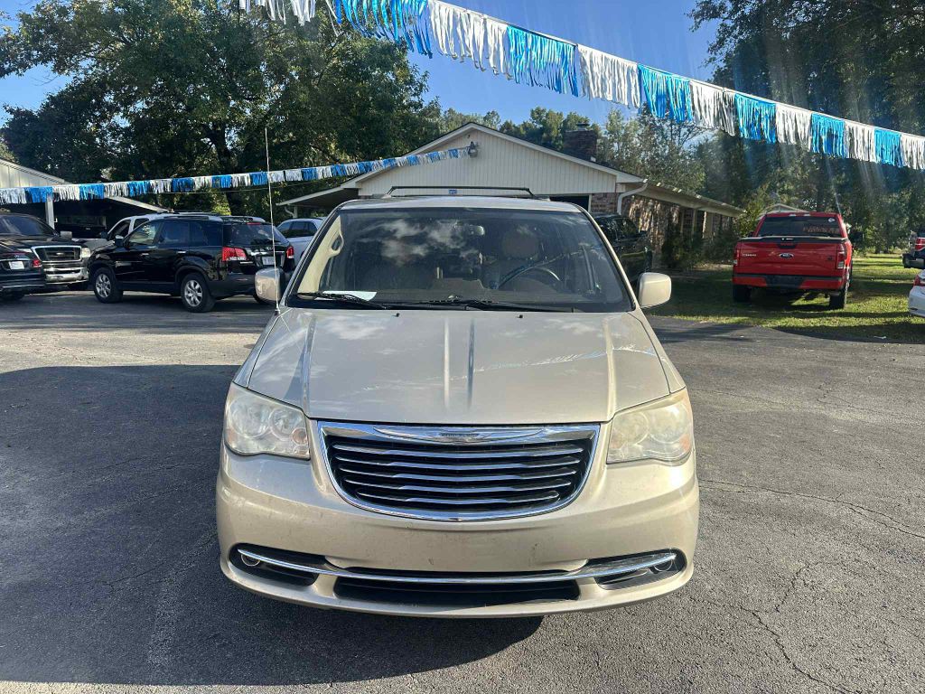 2014 Chrysler Town & Country Image 2