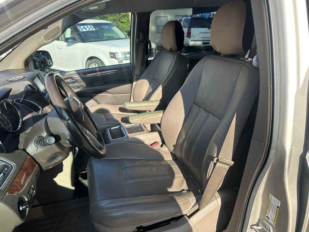 2014 Chrysler Town & Country Image 9