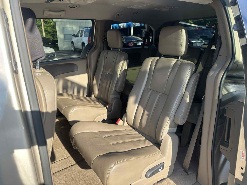 2014 Chrysler Town & Country Image 10