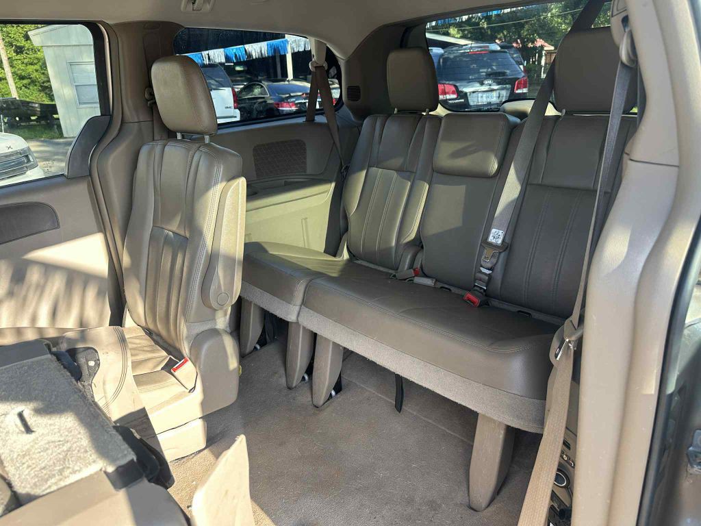 2014 Chrysler Town & Country Image 11