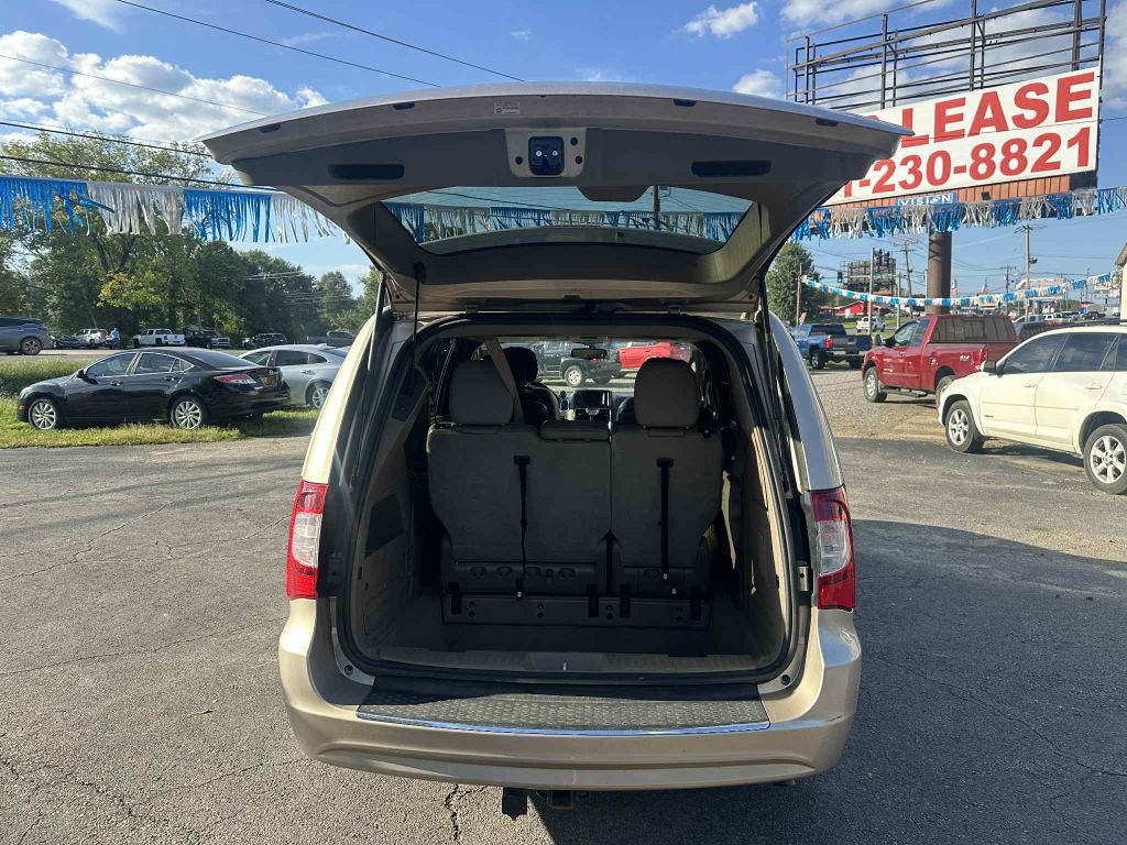 2014 Chrysler Town & Country Image 12