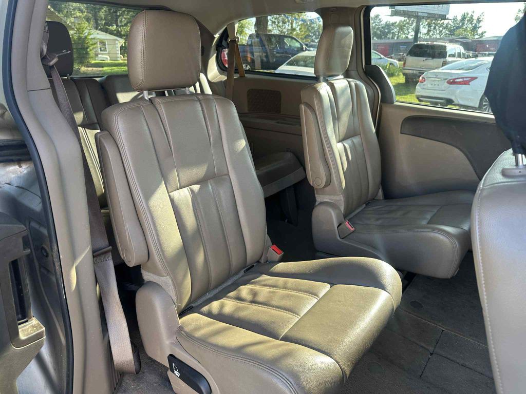 2014 Chrysler Town & Country Image 13