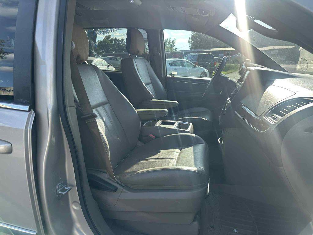 2014 Chrysler Town & Country Image 15