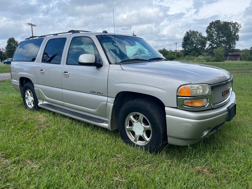 2005 GMC Yukon Image 2