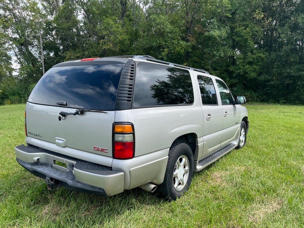 2005 GMC Yukon Image 3