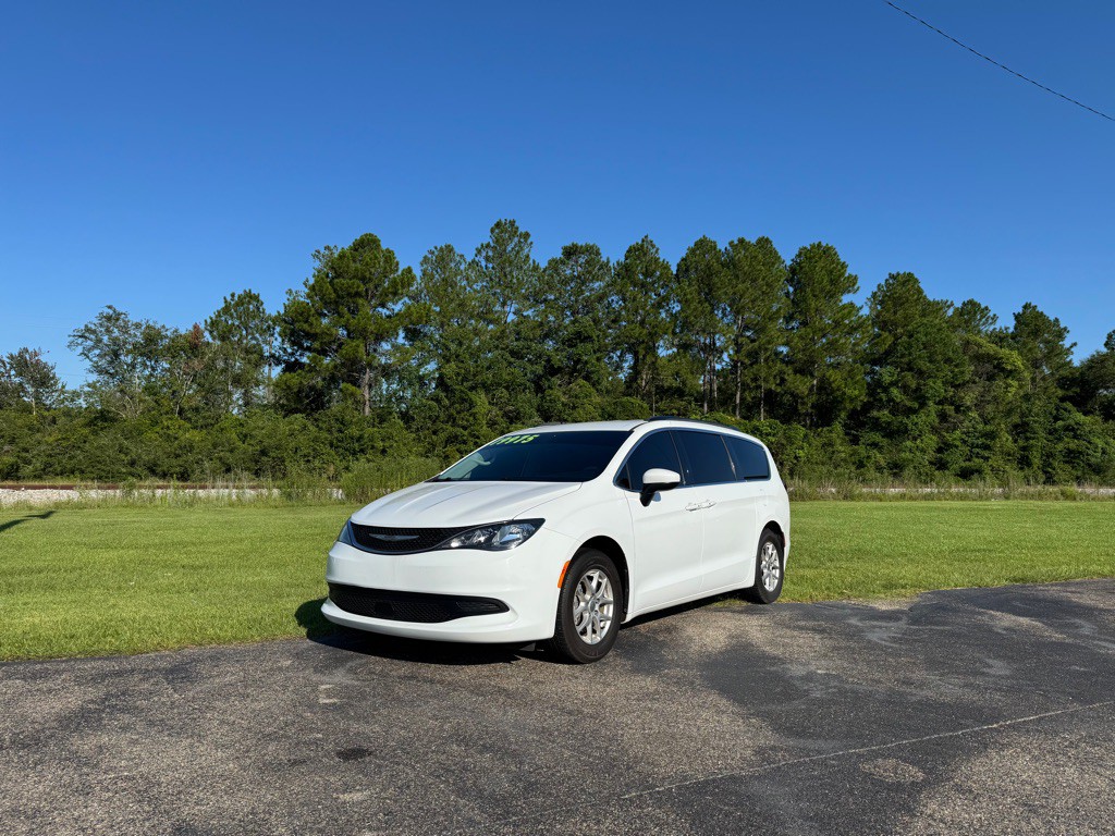 2021 Chrysler Voyager Image 1