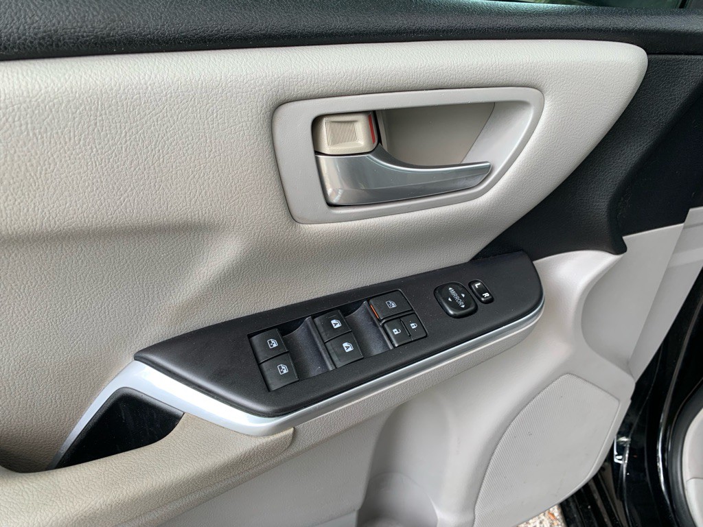 2015 Toyota Camry Image 12
