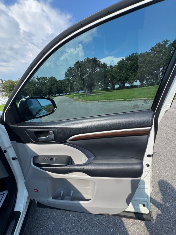 2015 Toyota Highlander Image 15