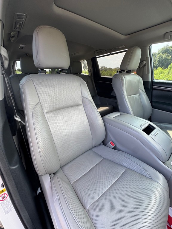 2015 Toyota Highlander Image 16