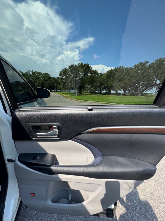 2015 Toyota Highlander Image 17