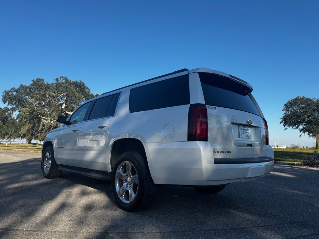 2018 Chevrolet Suburban Image 3
