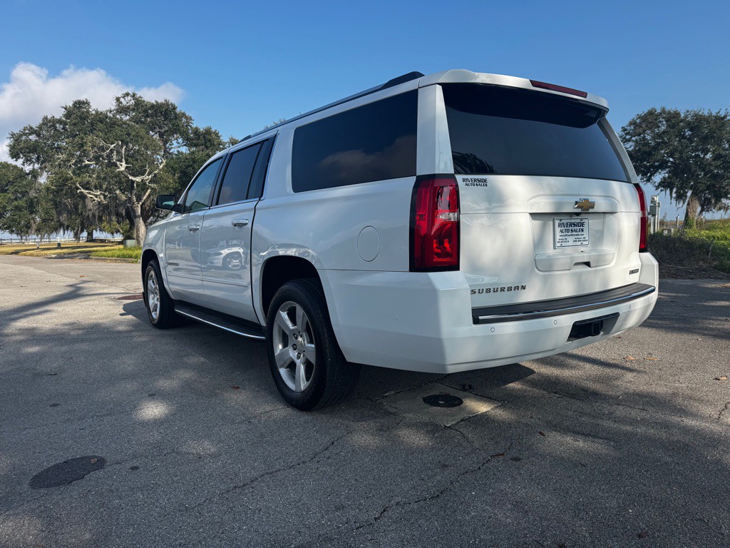2017 Chevrolet Suburban Image 3