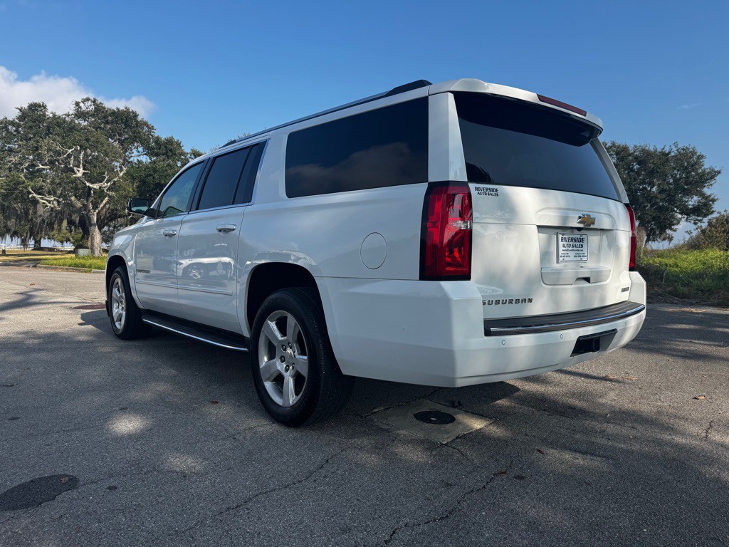 2017 Chevrolet Suburban Image 4