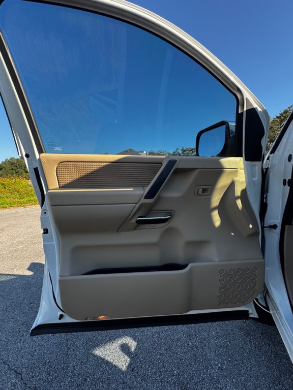 2011 Nissan Titan Image 9