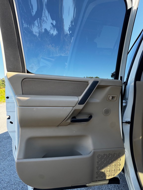 2011 Nissan Titan Image 11