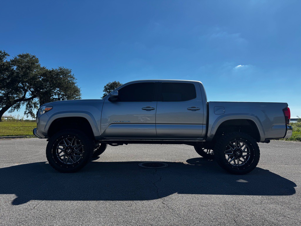 2019 Toyota Tacoma Image 2